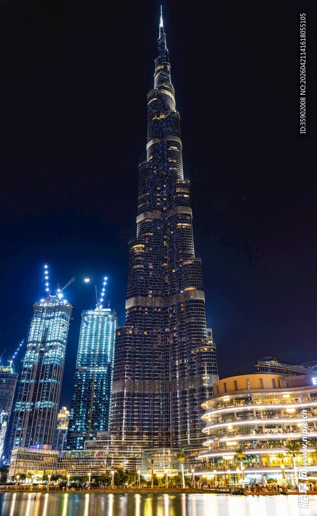 迪拜夜景中的高耸哈利法塔