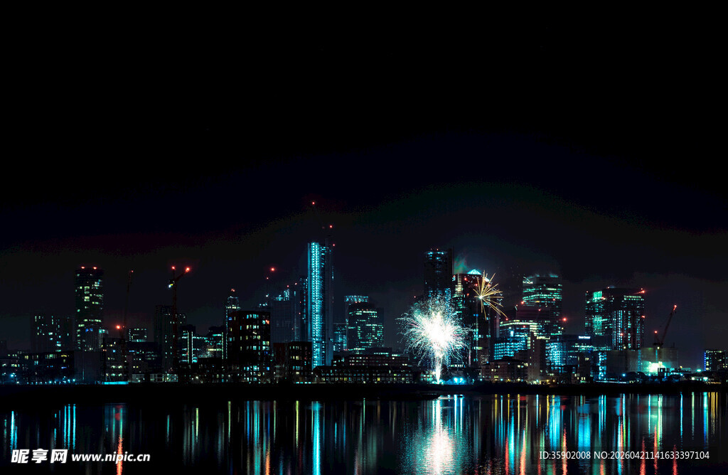 城市夜景观灯火映水面