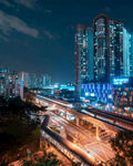 城市夜景中的繁华交通路段