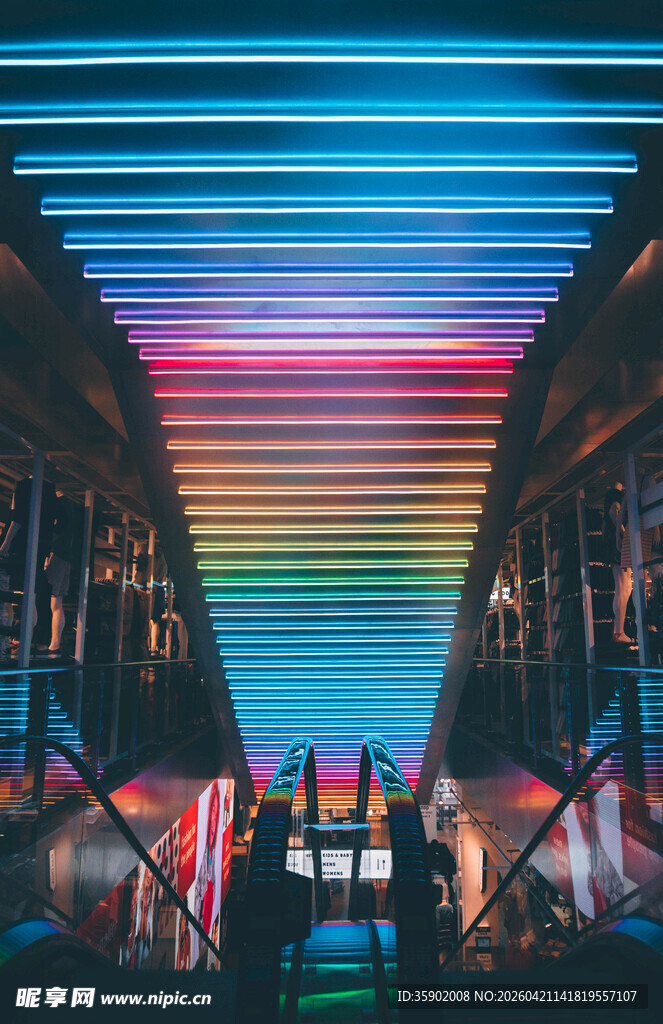 彩虹灯光下的绚丽通道
