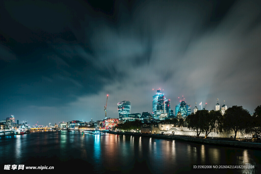 城市夜景河畔璀璨灯光秀