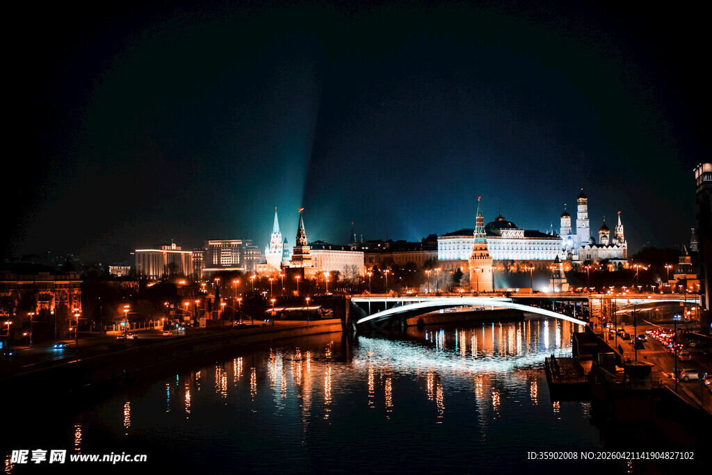 城市夜景中的璀璨桥梁