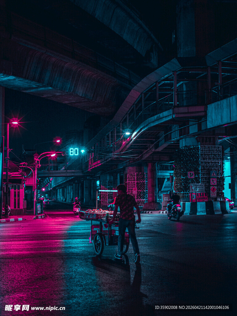 霓虹夜色下的孤独行人
