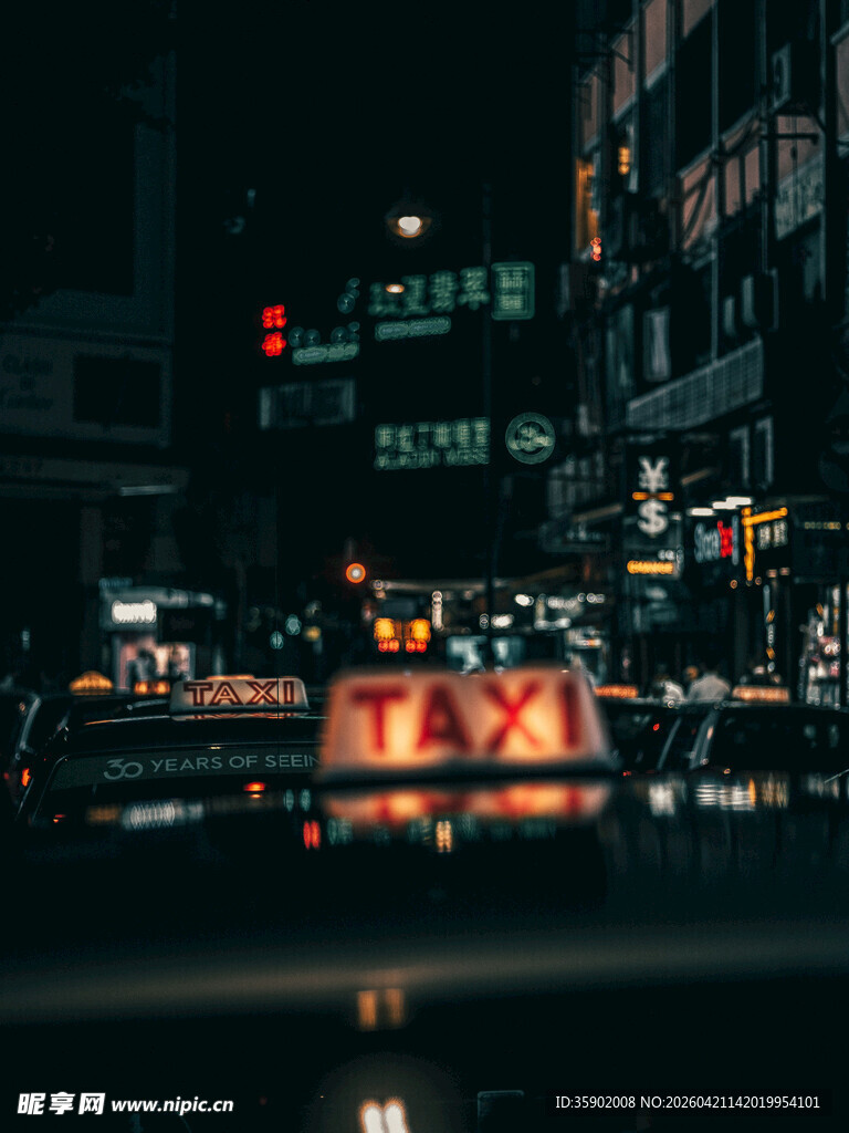 夜晚街头的亮灯出租车