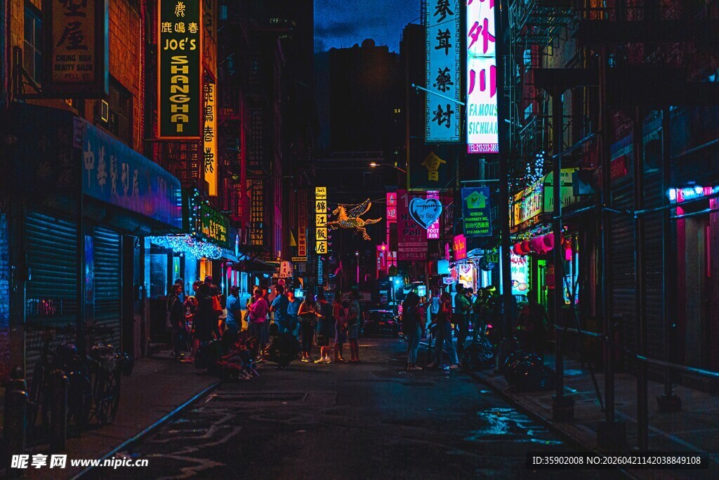 霓虹闪烁的城市夜巷