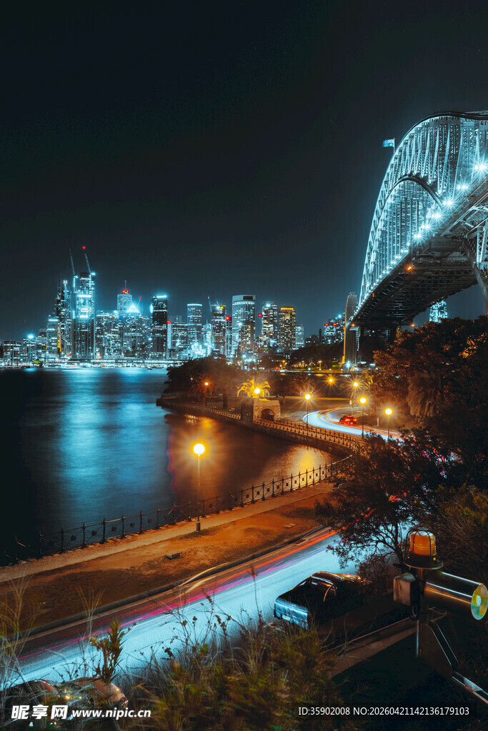 夜晚海滨城市璀璨夜景