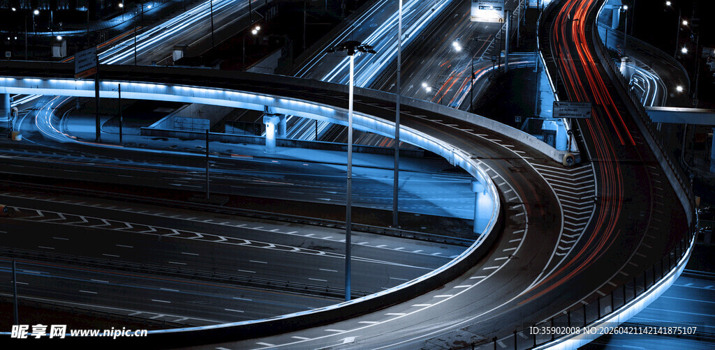 城市夜景中的蜿蜒道路