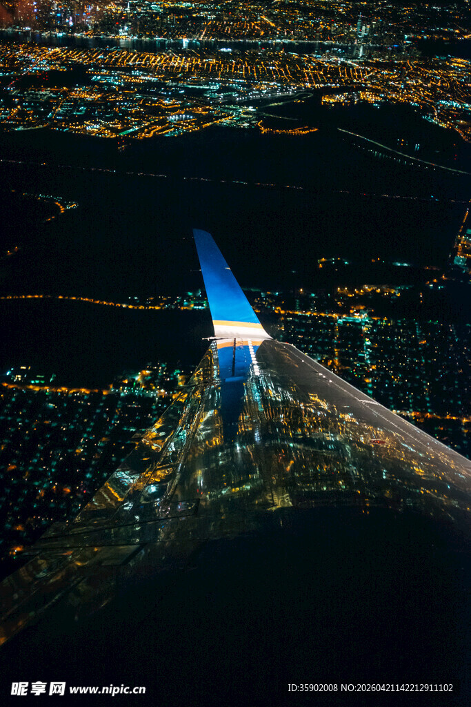 飞机夜航俯瞰城市灯火