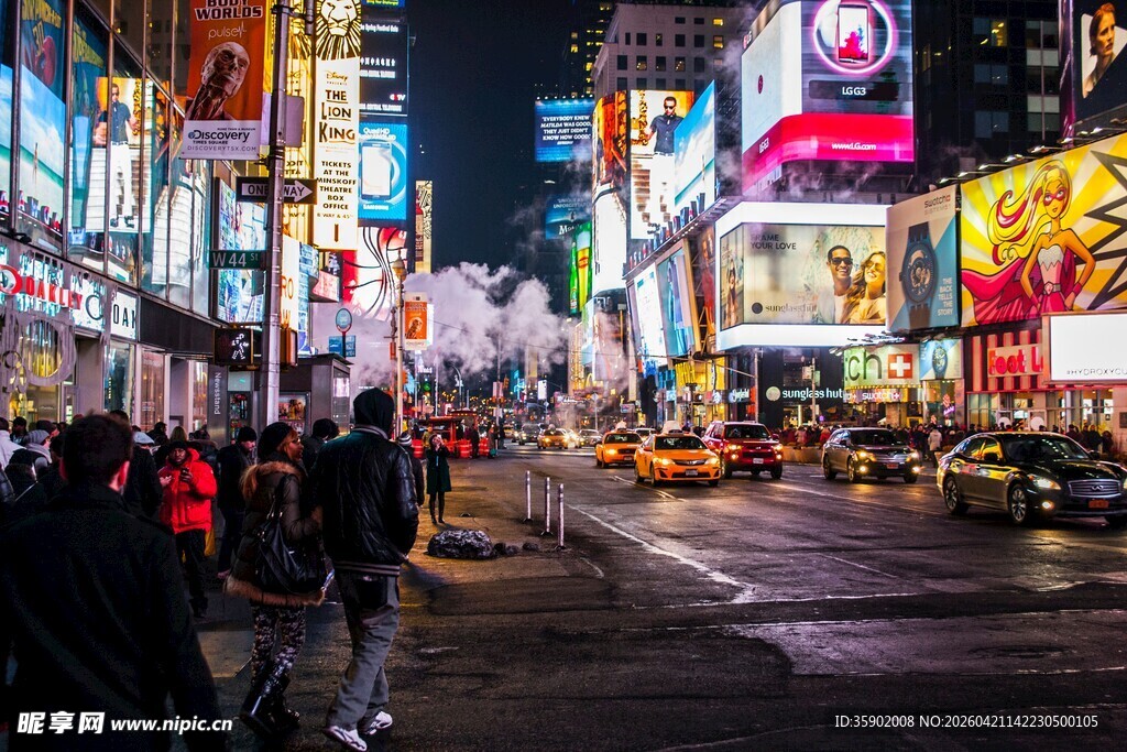 繁华都市夜景街头行人