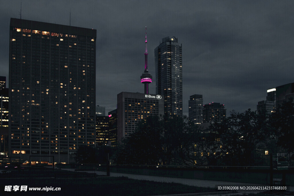 夜幕下的繁华都市景观