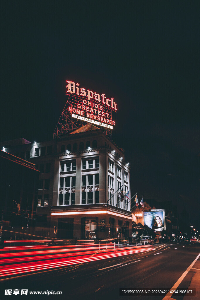 城市夜景中的璀璨剧院