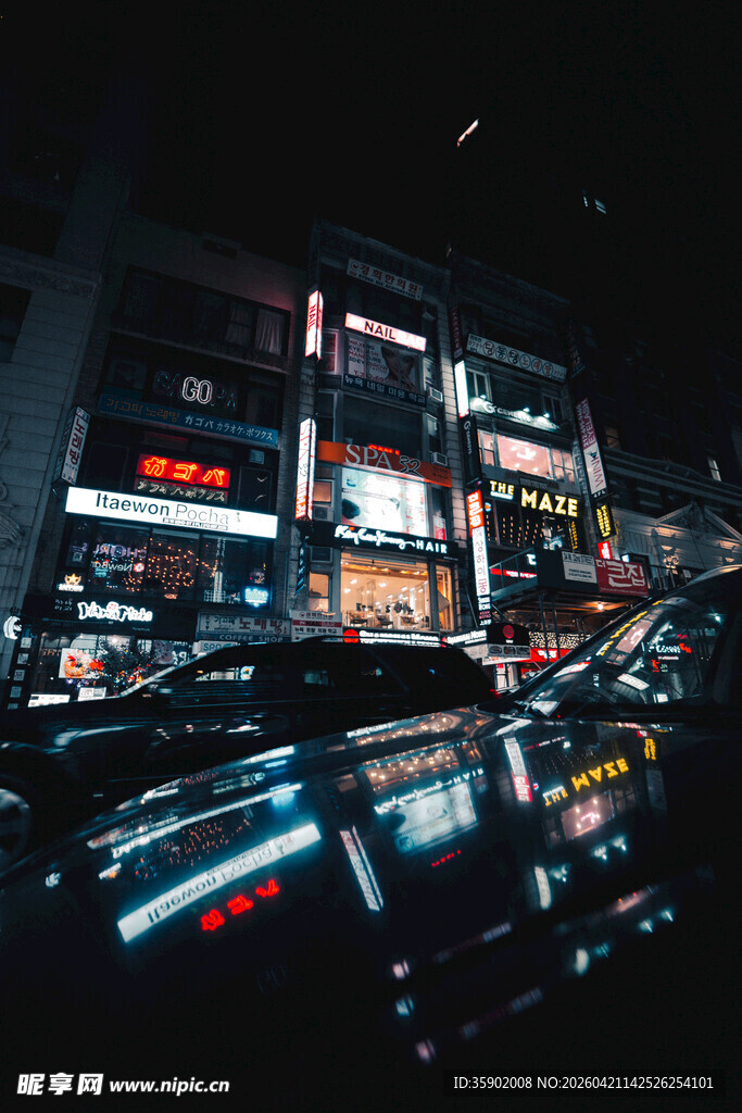 城市夜晚繁忙街道景象