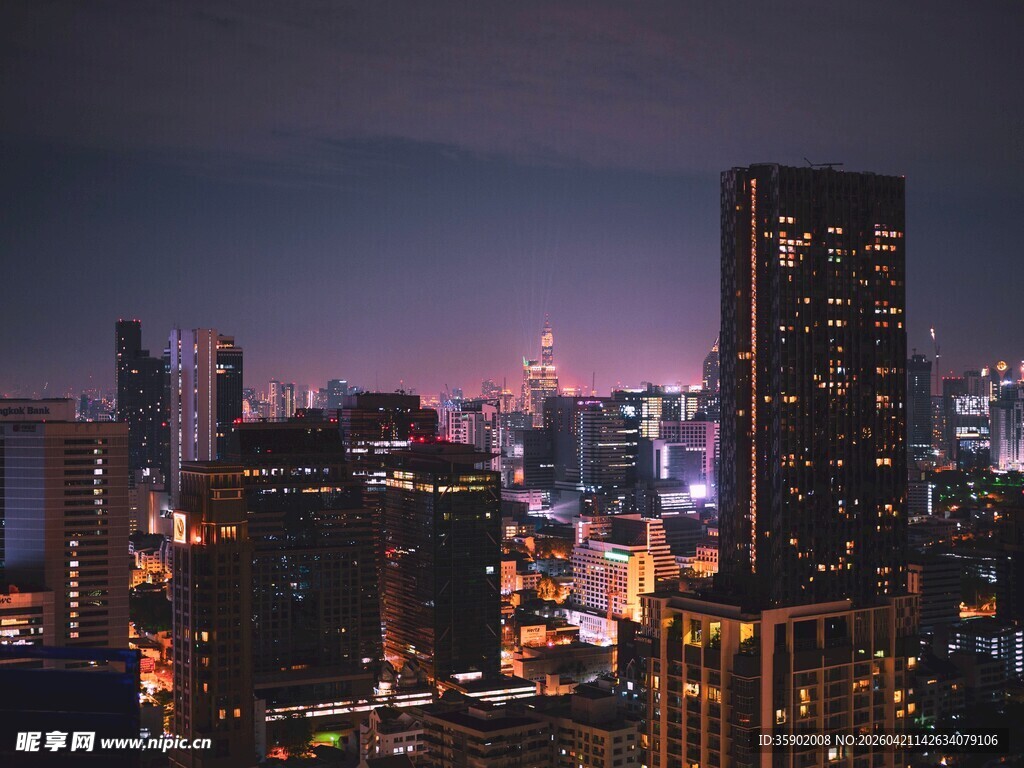 夜幕下的繁华都市景观