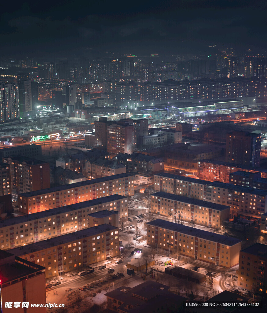 城市夜景下的建筑灯火