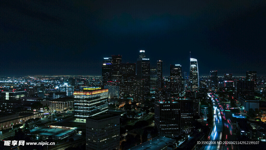 城市璀璨夜景俯瞰图