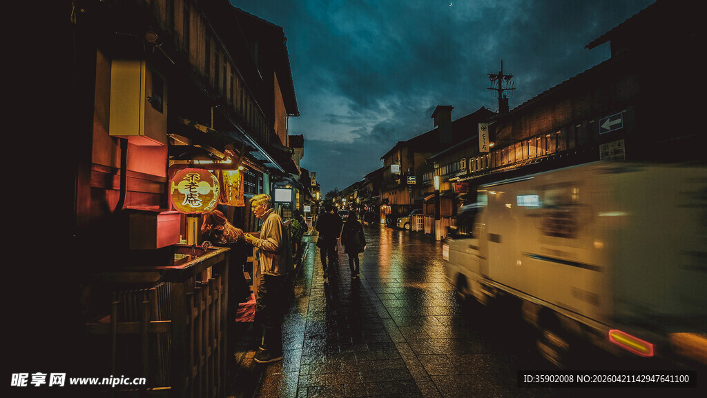 雨夜中的日式街道风景