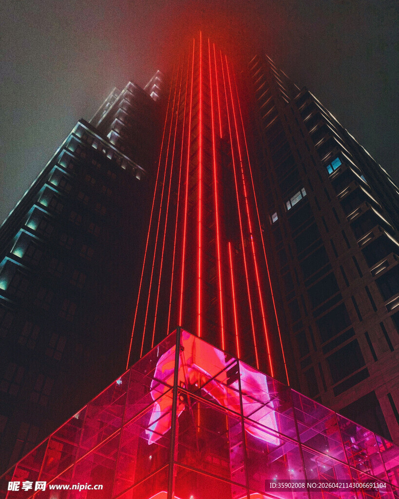 霓虹激光下的都市建筑景观