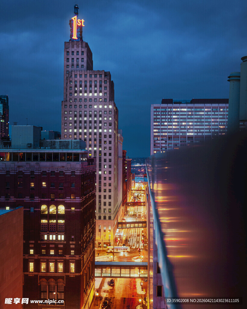 城市夜幕下的璀璨高楼景观