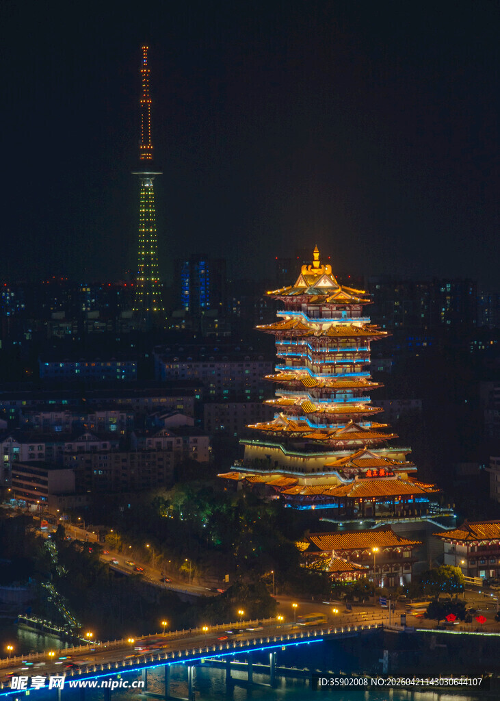 城市夜景中的璀璨古塔