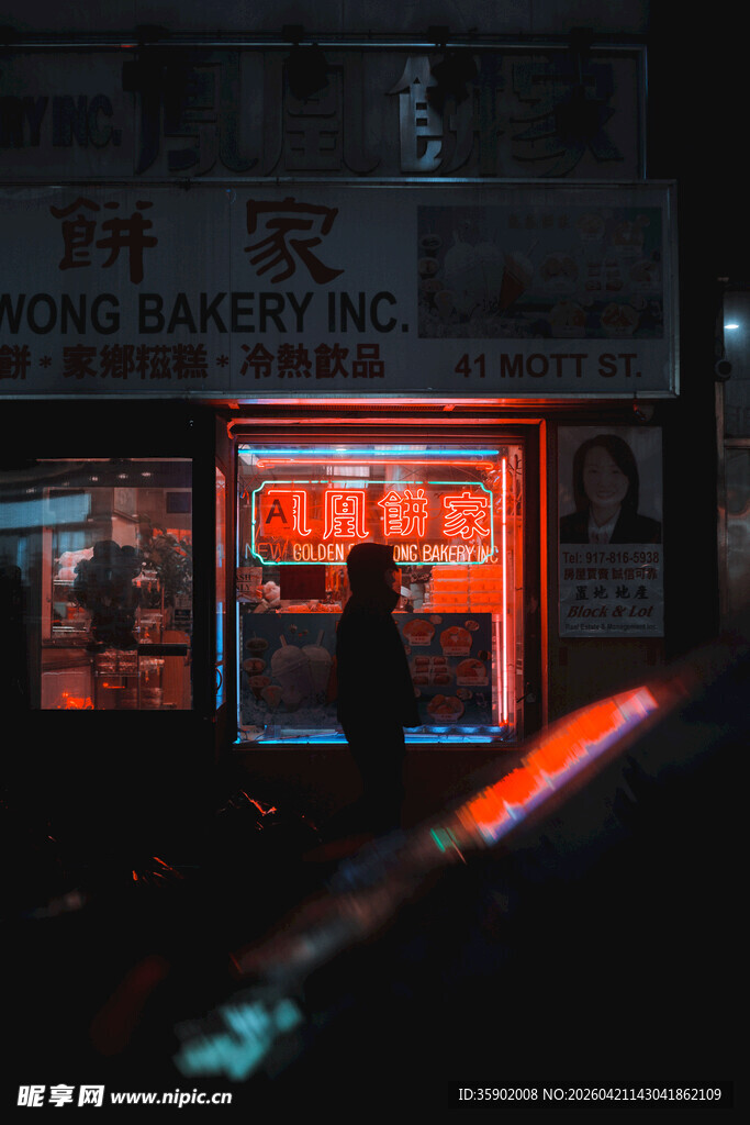 夜晚街边亮灯的烟火小店