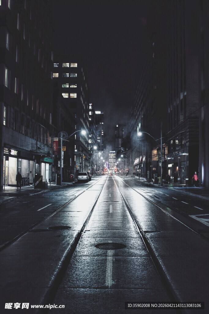 夜晚城市空旷街道景象