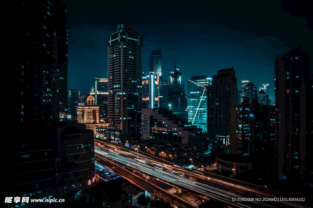 夜幕下繁华都市交通景象