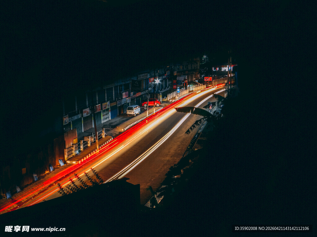 夜间公路车流灯光轨迹