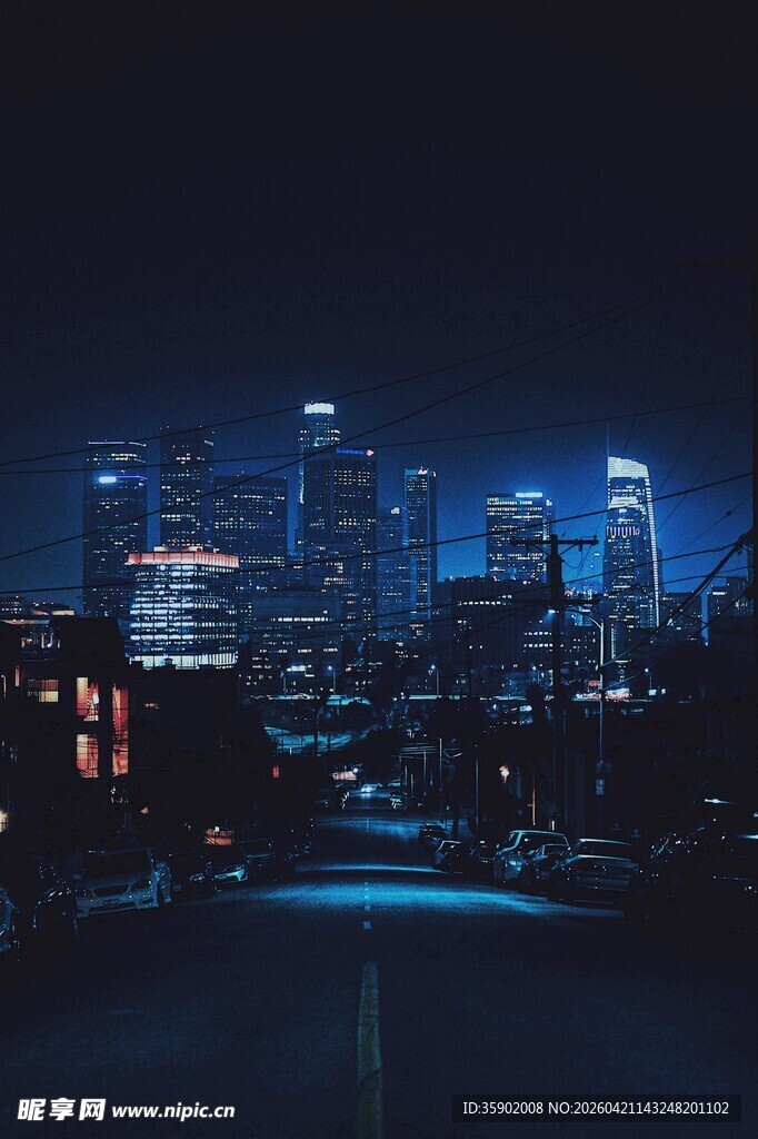 城市夜景中的静谧道路