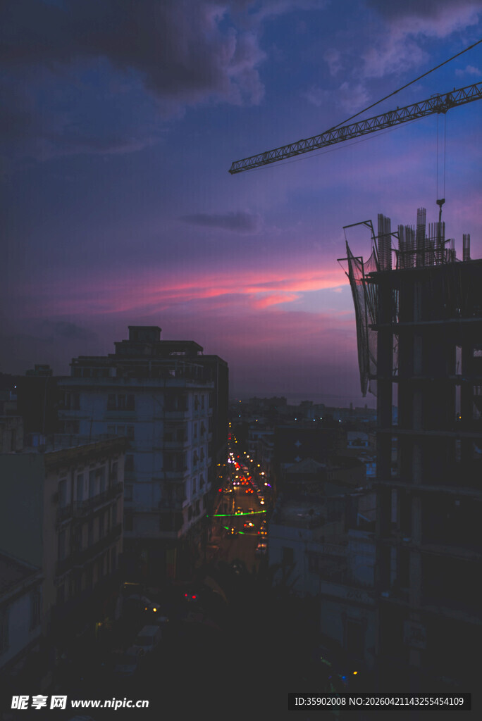 城市暮色中的建筑施工景象