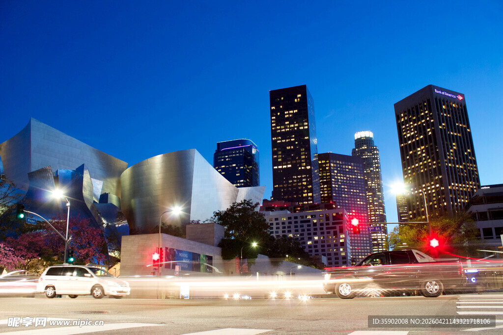 都市夜景车流与繁华建筑
