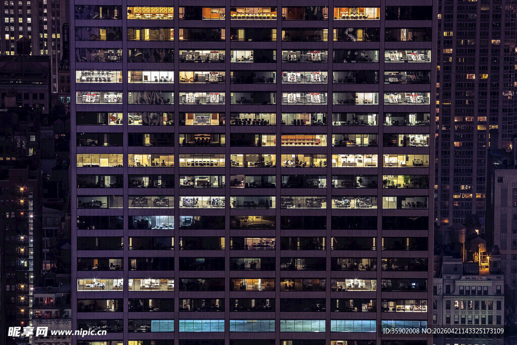 都市夜晚灯火通明的办公楼