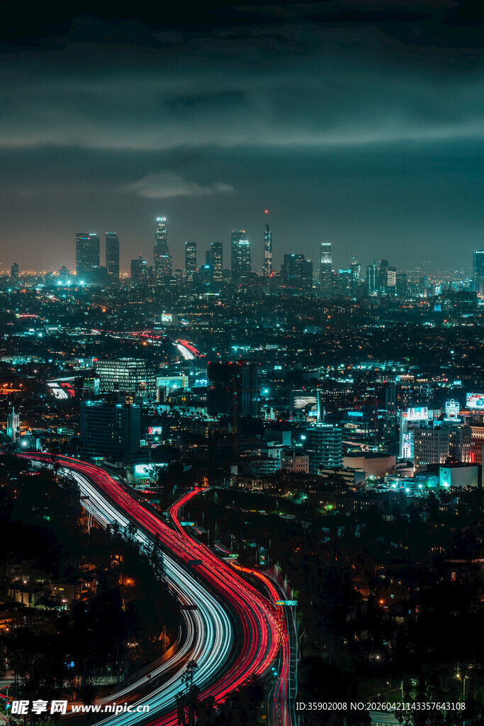 城市夜景中的车流光影
