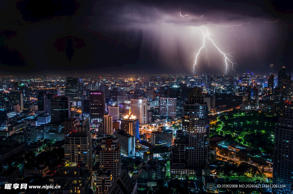 城市夜空中的闪电奇观