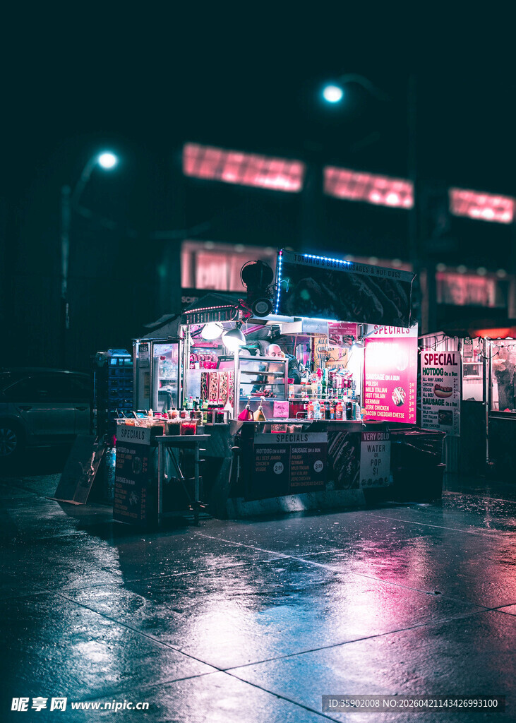雨夜街头的热闹小吃摊