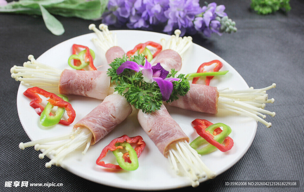 培根卷金针菇摆盘美食