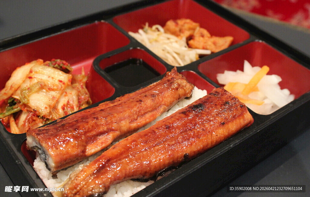日式鳗鱼饭套餐美食展示