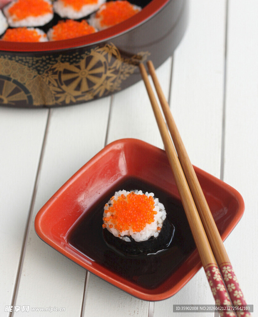 美味寿司与精致餐具