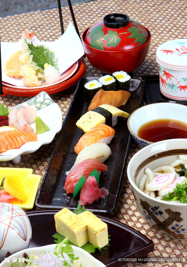 丰盛日式寿司美食拼盘
