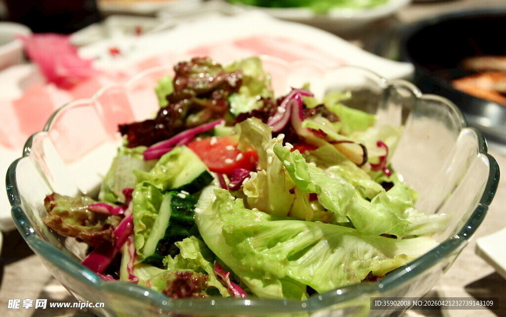 玻璃碗中的新鲜蔬菜沙拉