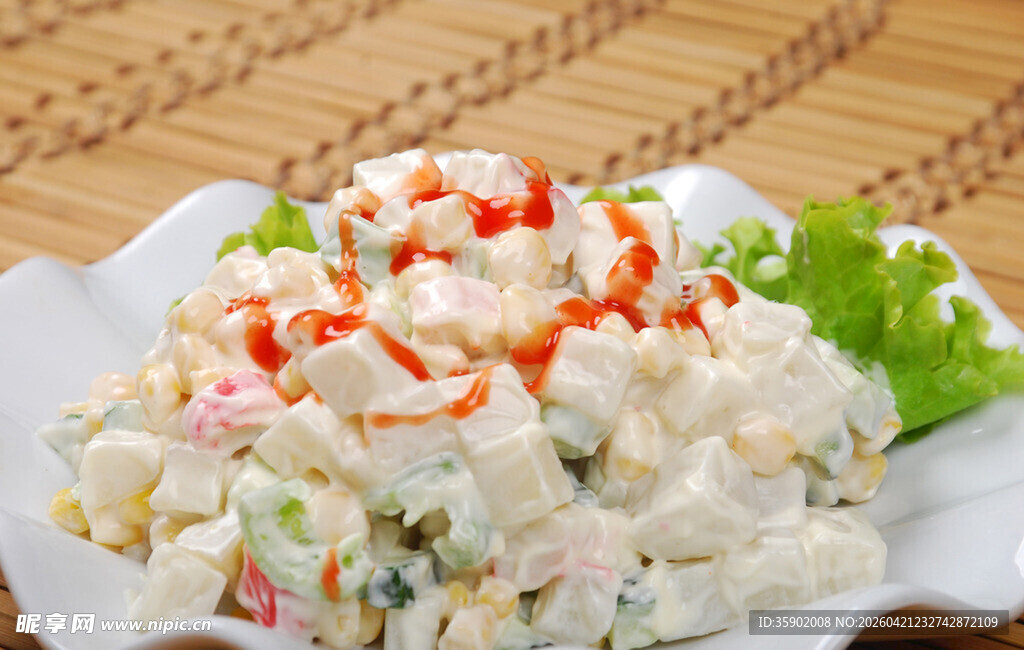 美味蔬菜沙拉摆盘中