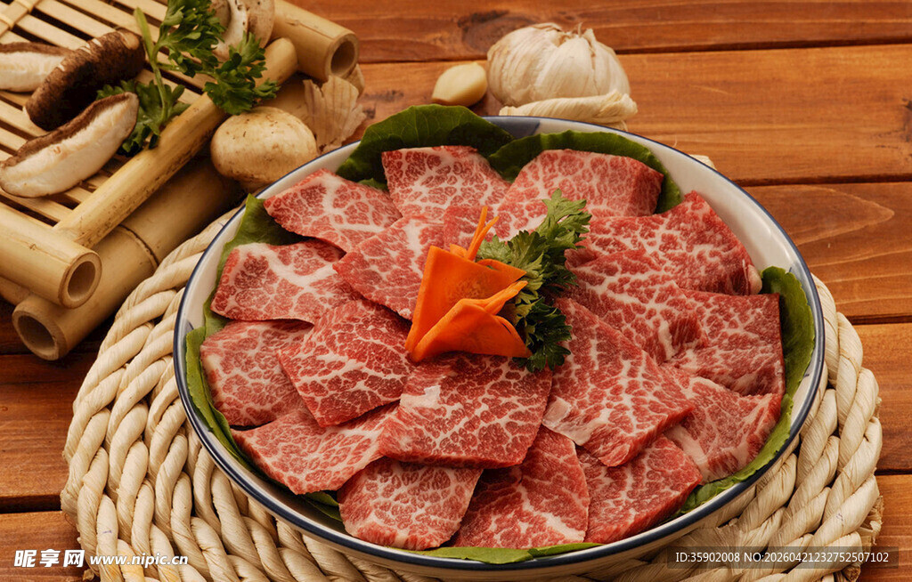 鲜嫩牛肉片诱人摆盘