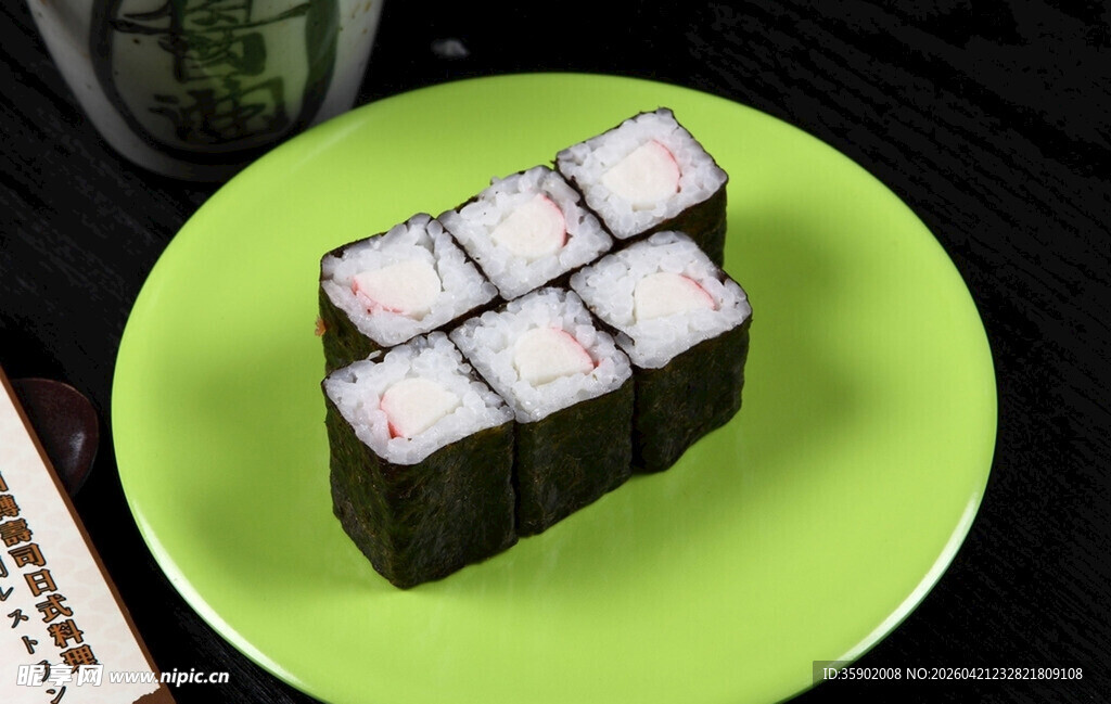 绿色盘上的美味寿司