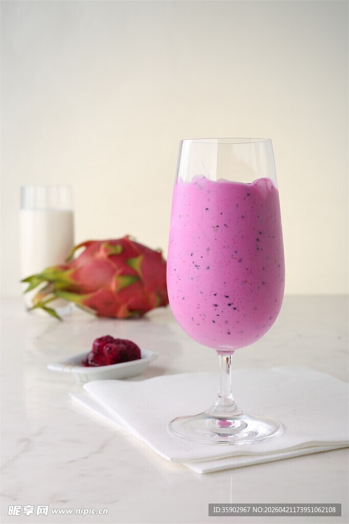 美味火龙果奶昔玻璃杯装