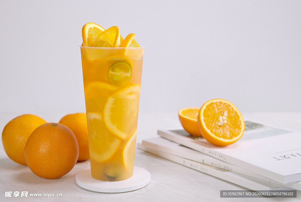 鲜榨橙汁搭配新鲜橙子