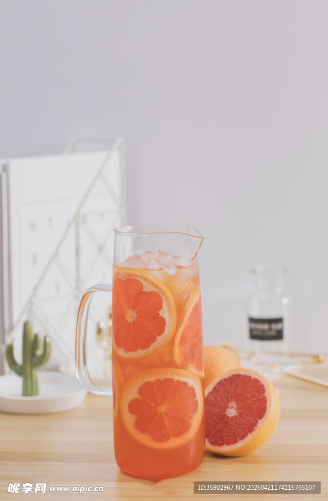 西柚果片玻璃杯饮品