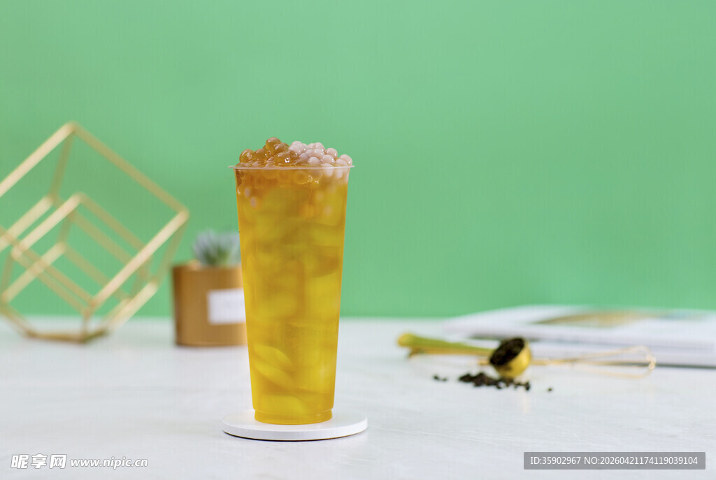 金黄饮品搭配精致小食