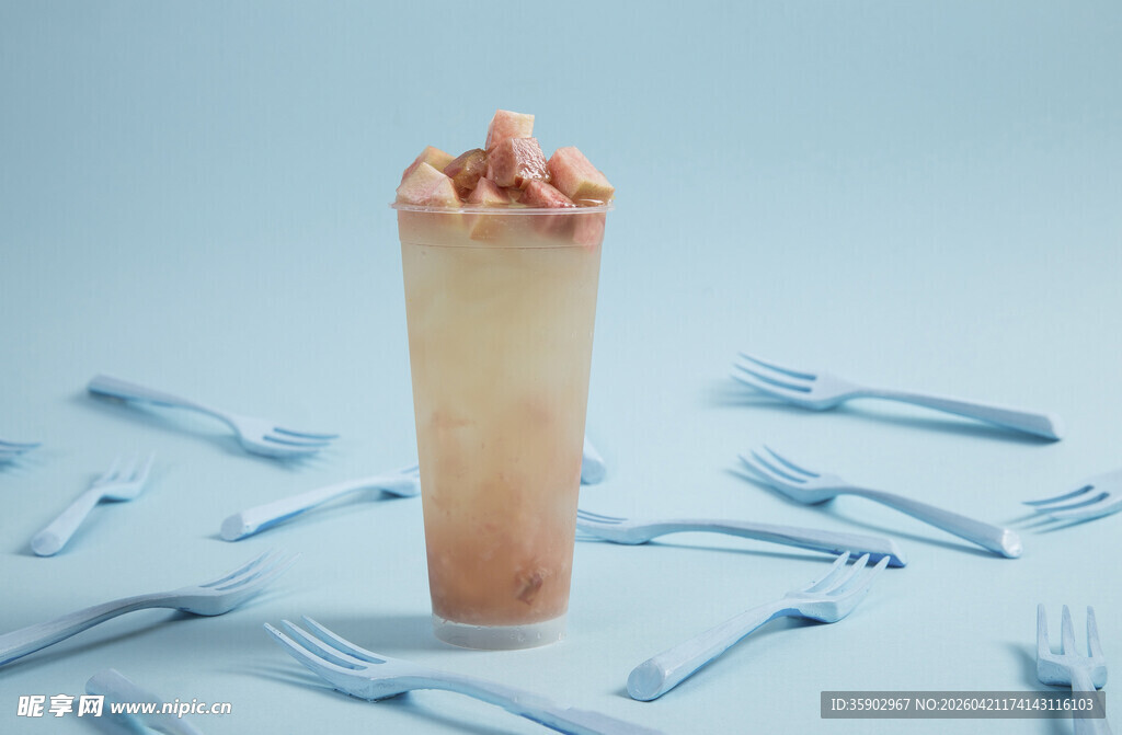 创意餐具旁的独特卷筒食物