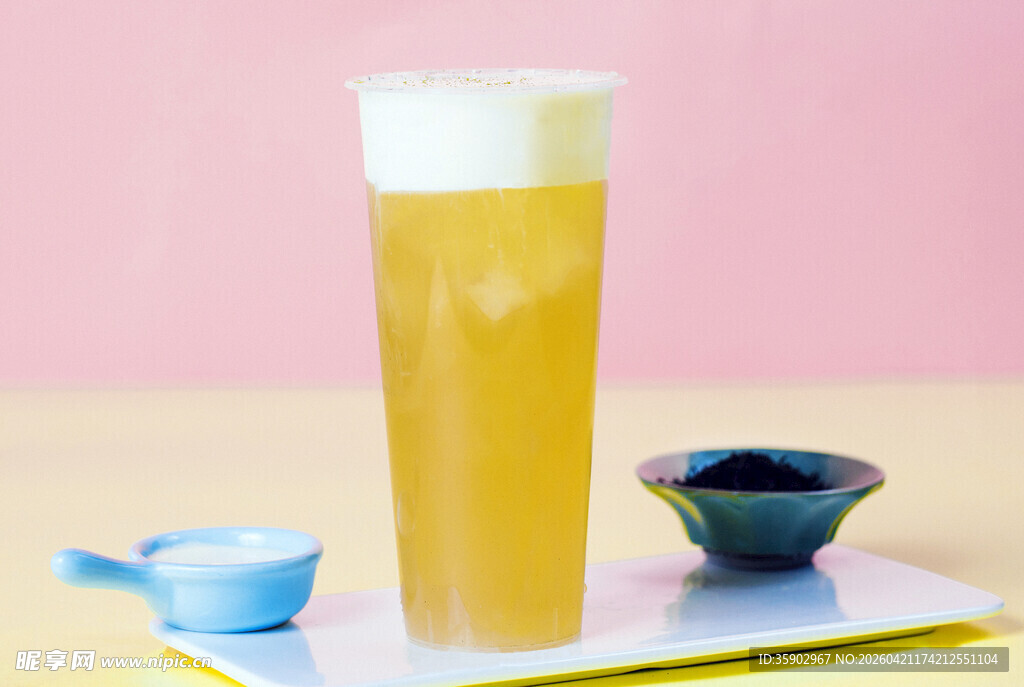 一杯金黄泡沫丰富的饮品