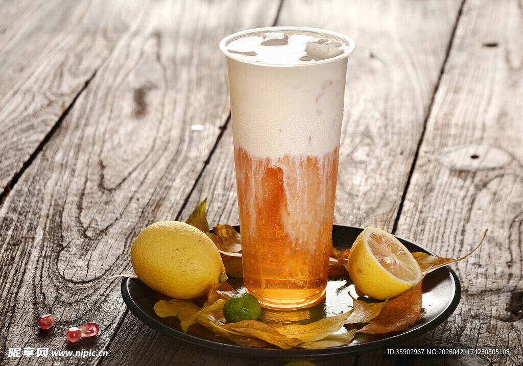木质桌上的柠檬啤酒饮品