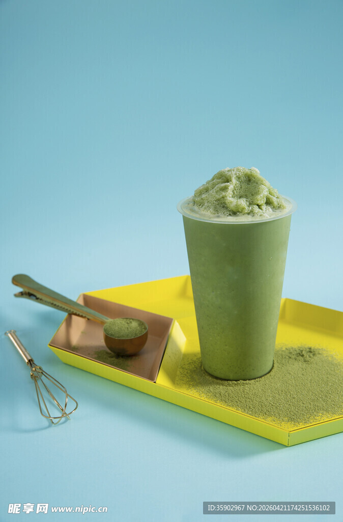 绿色抹茶奶昔与烘焙工具